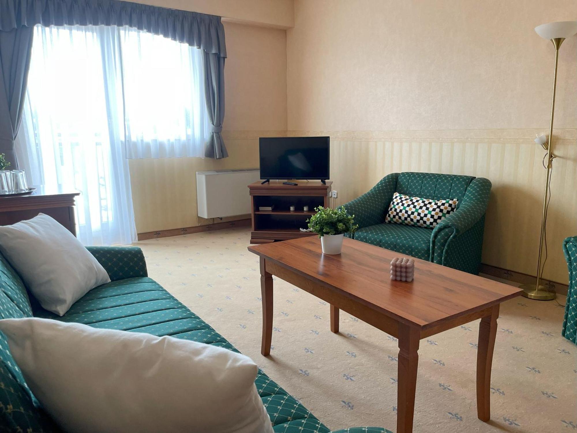 Koenig Hotel นาชคานีจา ภายนอก รูปภาพ
