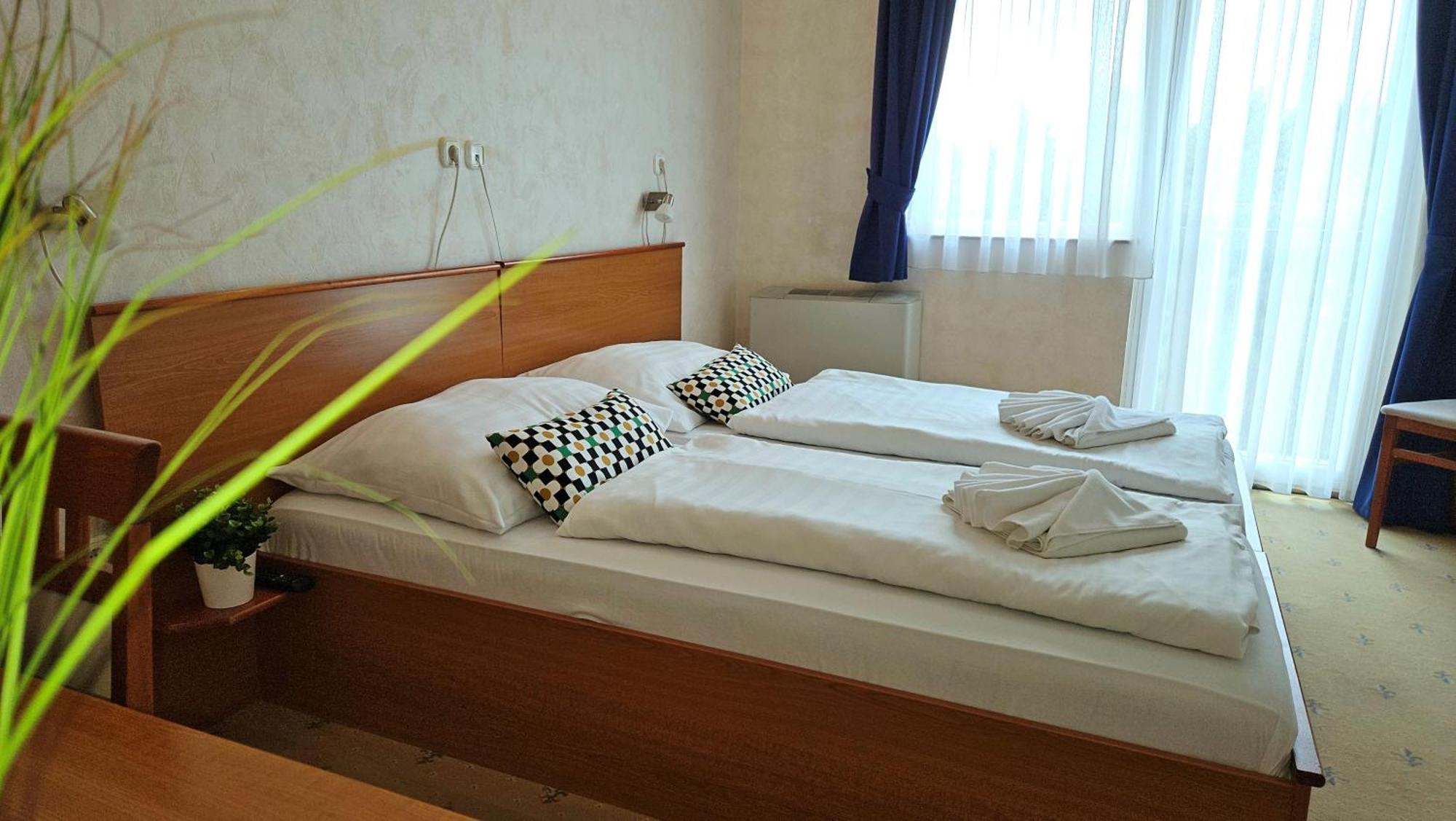 Koenig Hotel นาชคานีจา ภายนอก รูปภาพ
